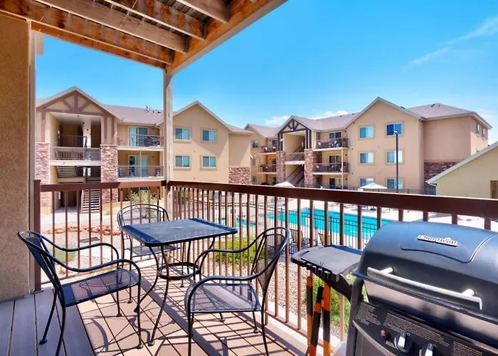 5G Perfect Redcliff Condo, Pool & Hot Tub