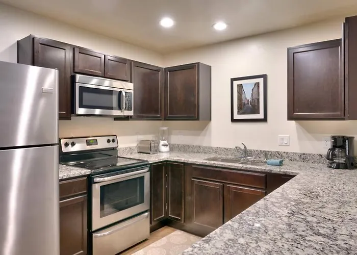 5G Perfect Redcliff Condo, Pool & Hot Tub